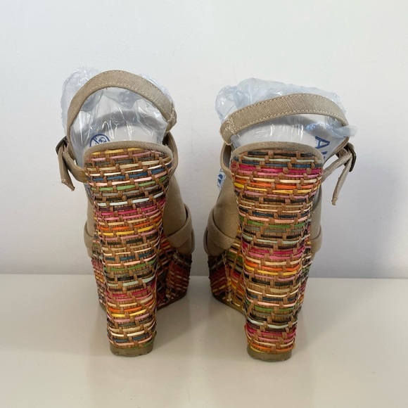 Bakers Tan Peep Toe Buckle Rainbow Basket Weave Style Wedges Women’s 7.5 Slim - Picture 15 of 16